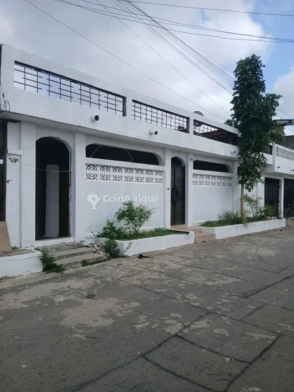 Villa basse 5 pièces avec 6 studios — Angré