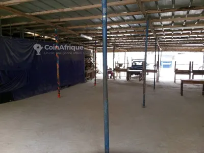 Terrain 300 m² avec hangar — Yopougon Ananerai