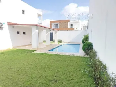 Villa duplex 6 pièces avec dépendance — Cocody Angré